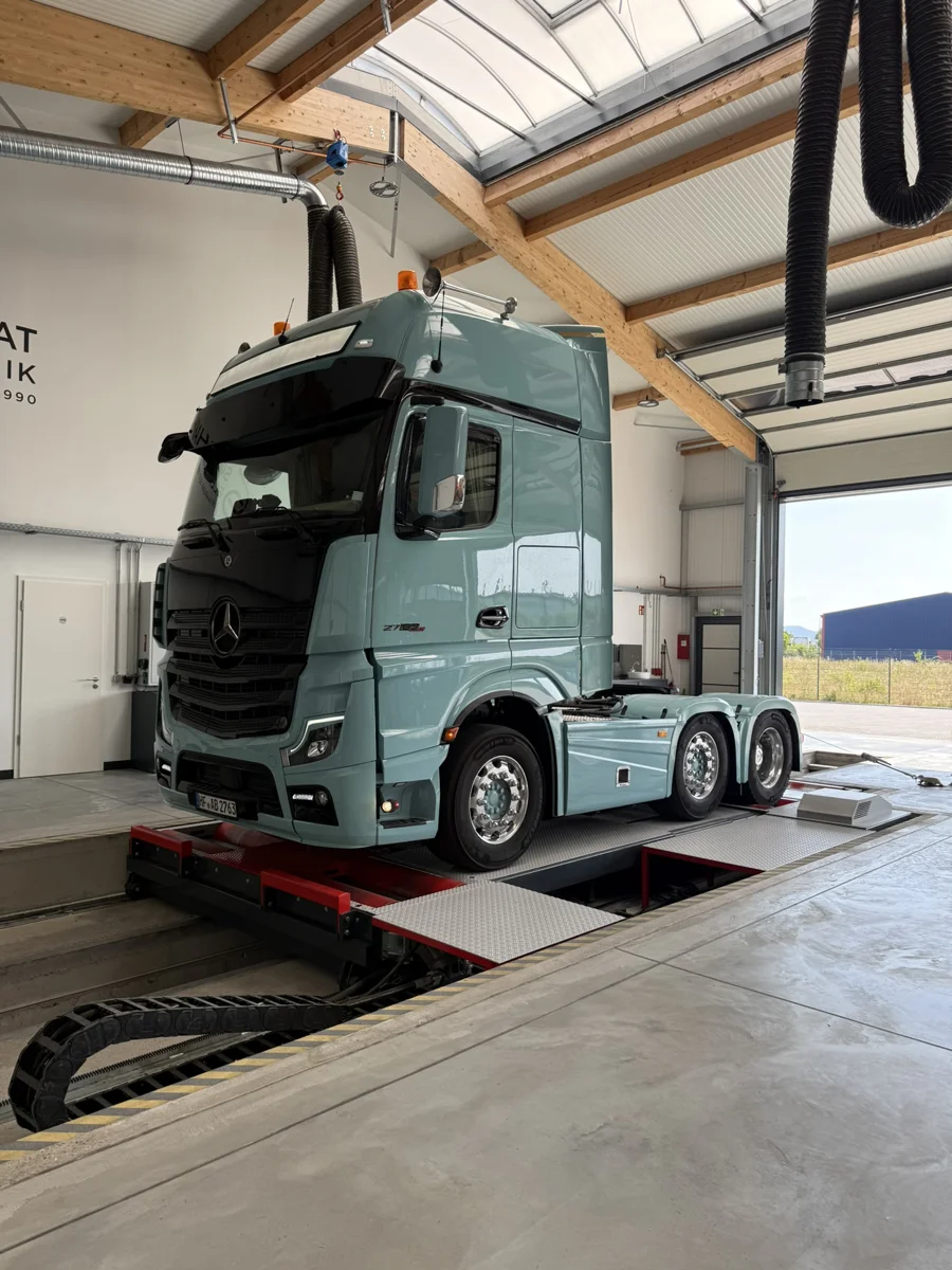 LKW vor der Werkstatthalle von Schaknat Elektronik — Chiptuning Standort Groß-Rohrheim