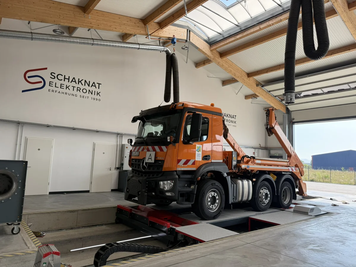 Oranger Absetzkipper auf dem Leistungsprüfstand bei Schaknat Elektronik