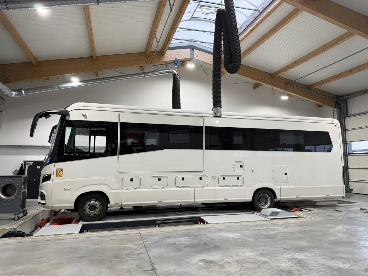 Palace Liner Wohnmobil Seitenansicht auf dem Prüfstand