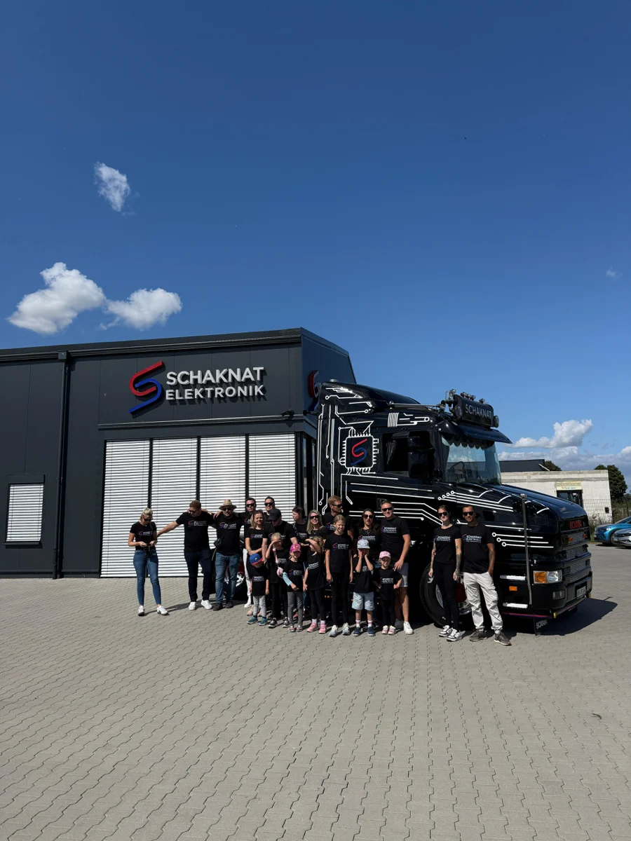 Teamfoto vor Schaknat Firmenfahrzeug