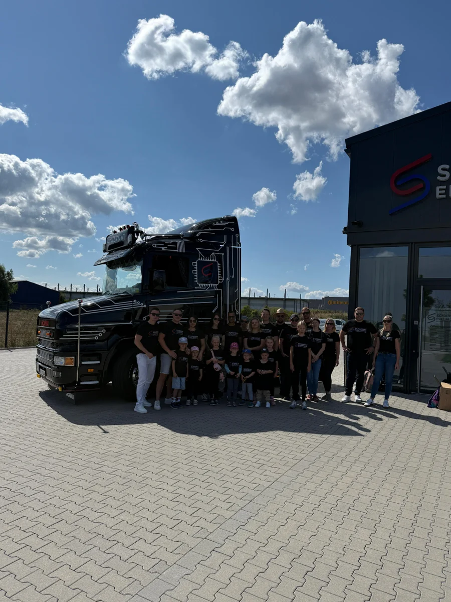 Schaknat Team — Gruppenfoto vor Firmenfahrzeug