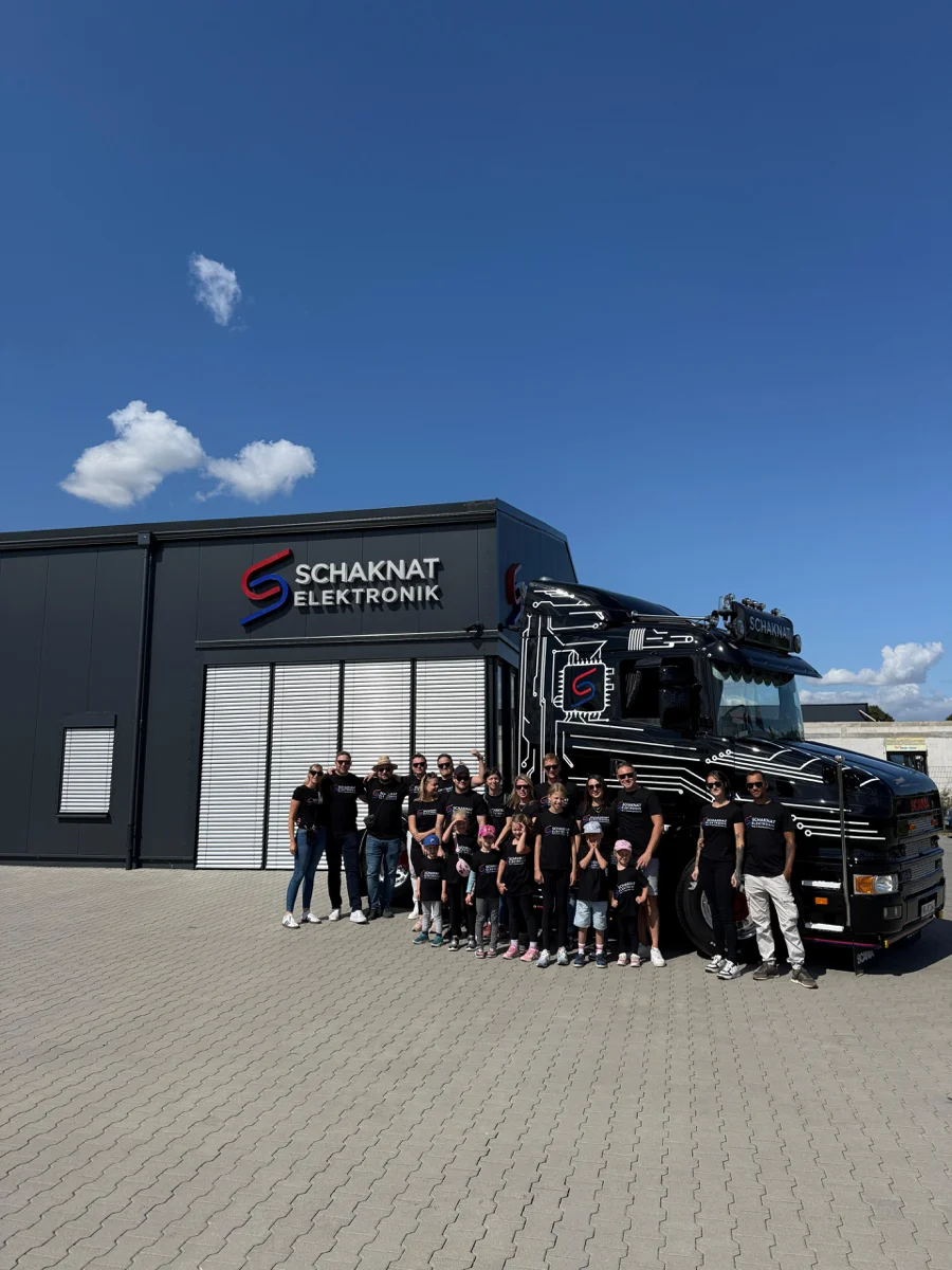 Teamfoto Schaknat Elektronik in der Werkstatthalle
